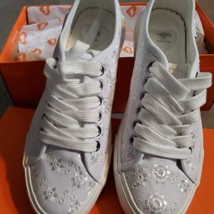 Women's RocketDog Size 7, White Eyelet, Jumpin Palmetto Sneakers,NEW IN BOX